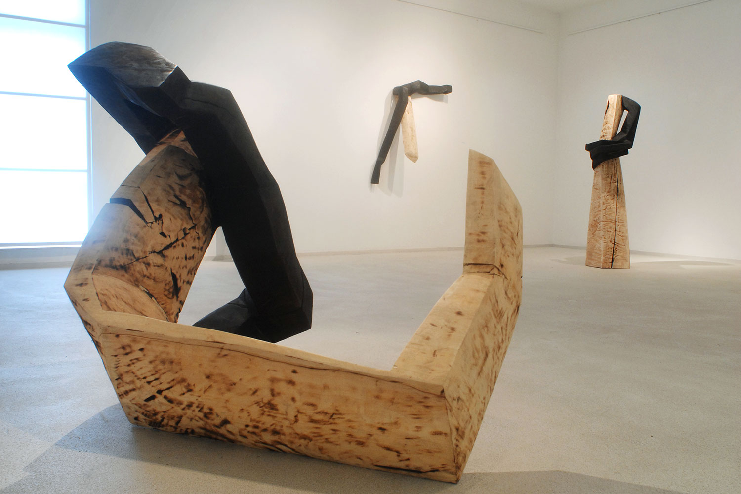 Sich schützend . Pappel-Holzskulptur . Beate Debus . 2006