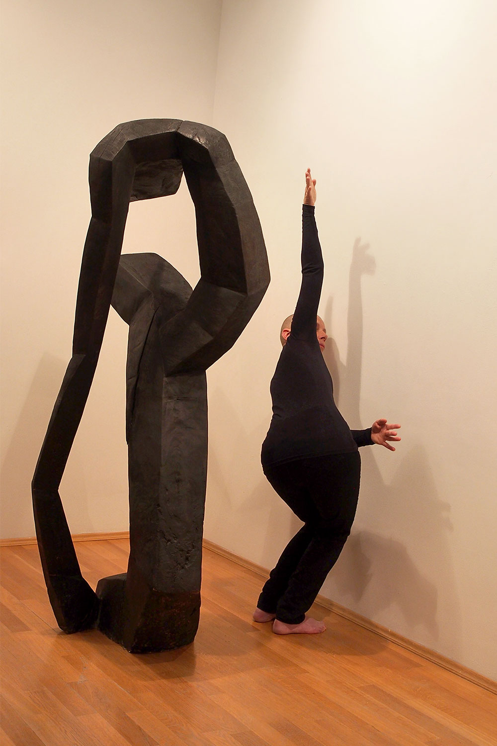 Beate Debus . Tanzperformance Fine Kwiatkowski . Galerie ada Meiningen 2016