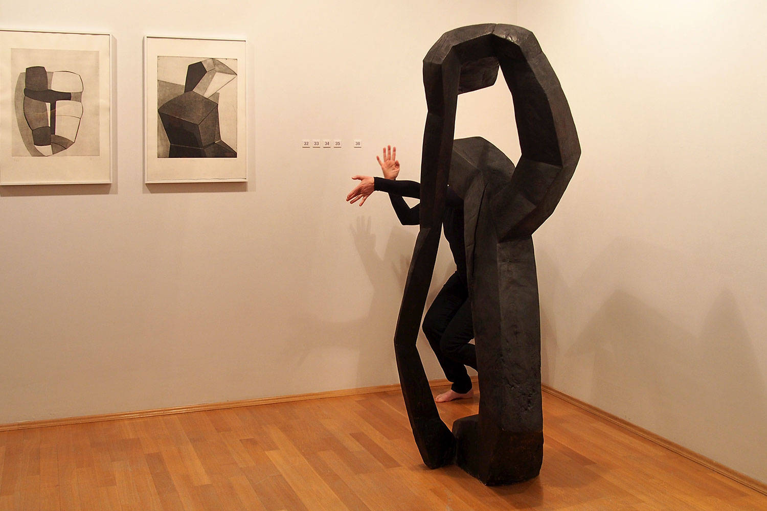 Beate Debus . Tanzperformance Fine Kwiatkowski . Galerie ada Meiningen 2016