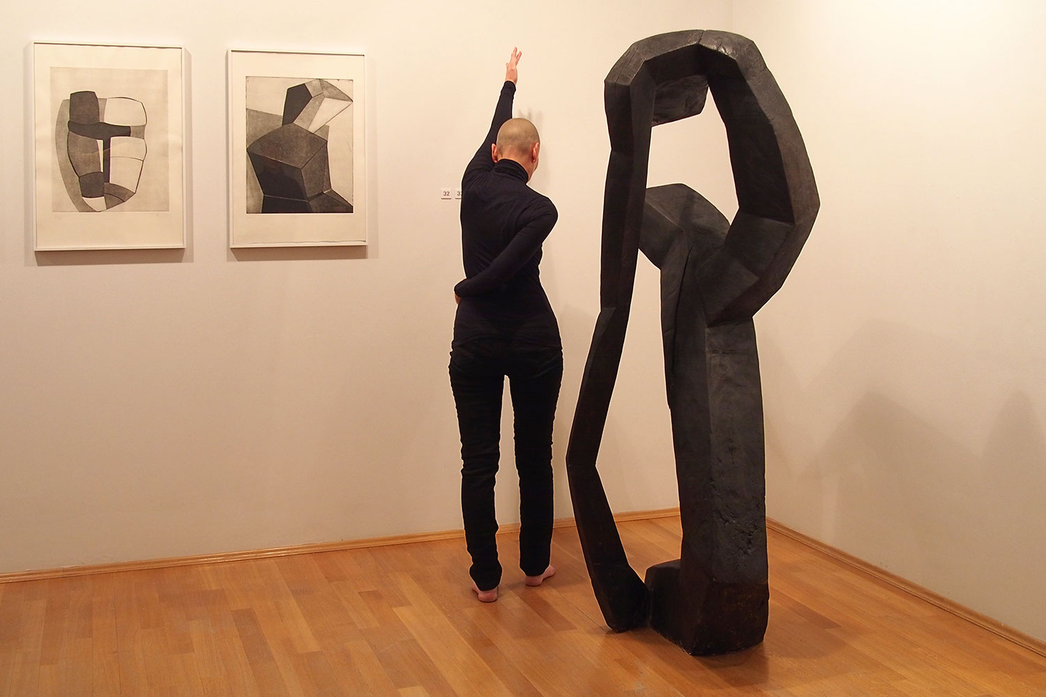 Beate Debus . Tanzperformance Fine Kwiatkowski . Galerie ada Meiningen 2016
