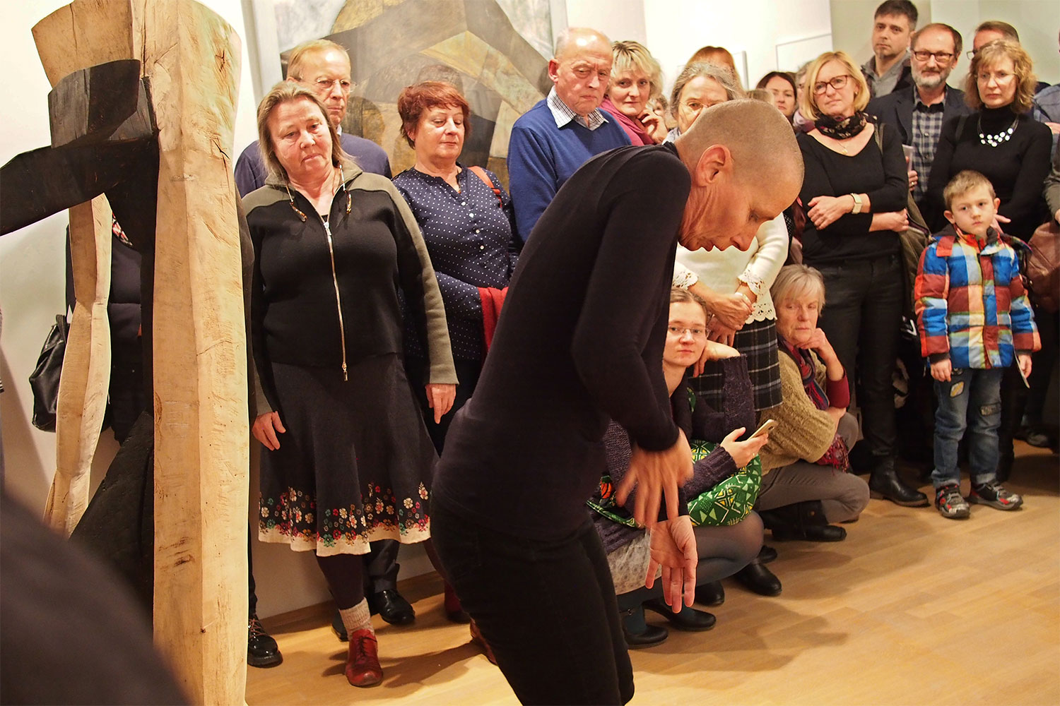Beate Debus . Tanzperformance Fine Kwiatkowski . Galerie ada Meiningen 2016