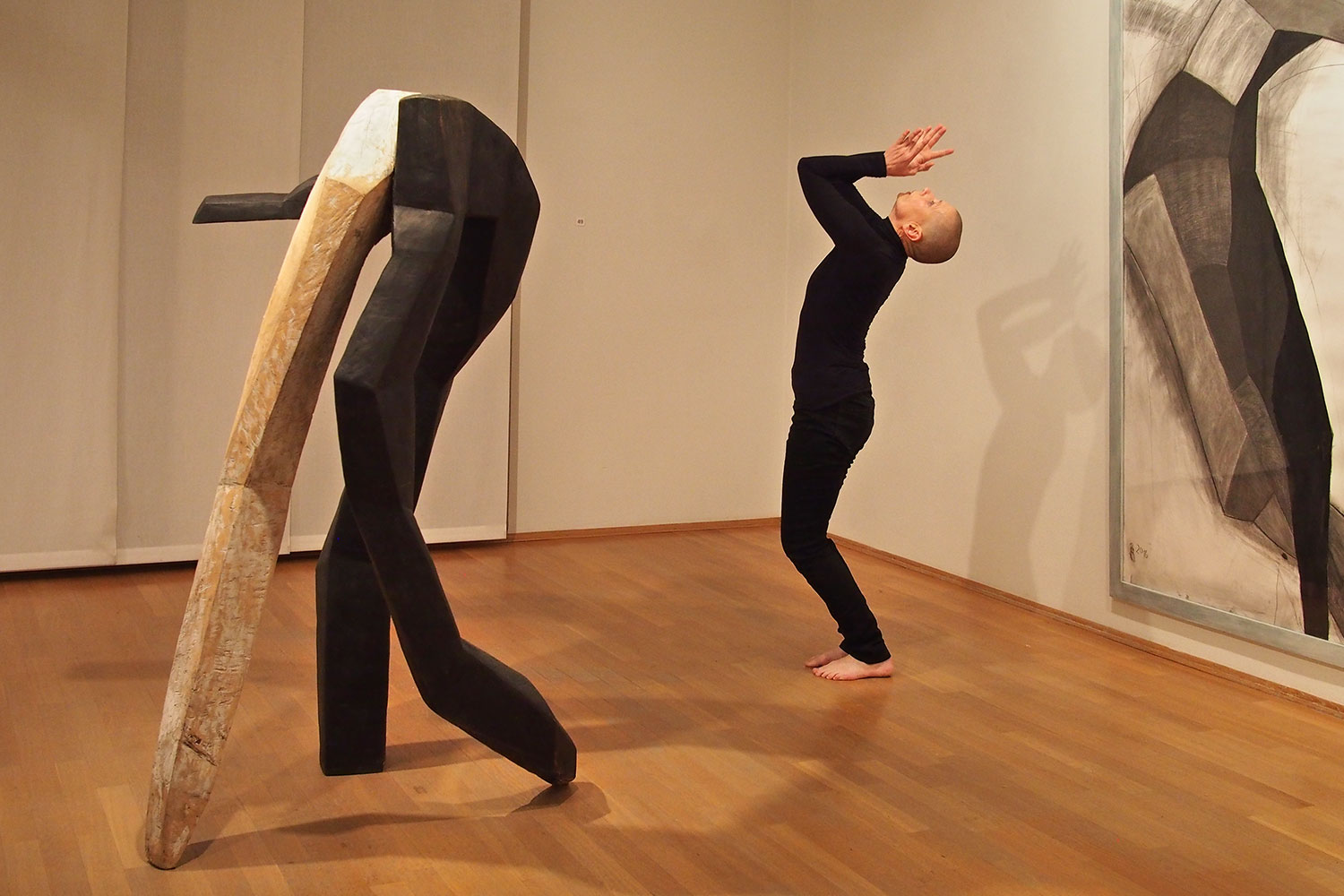 Beate Debus . Tanzperformance Fine Kwiatkowski . Galerie ada Meiningen 2016