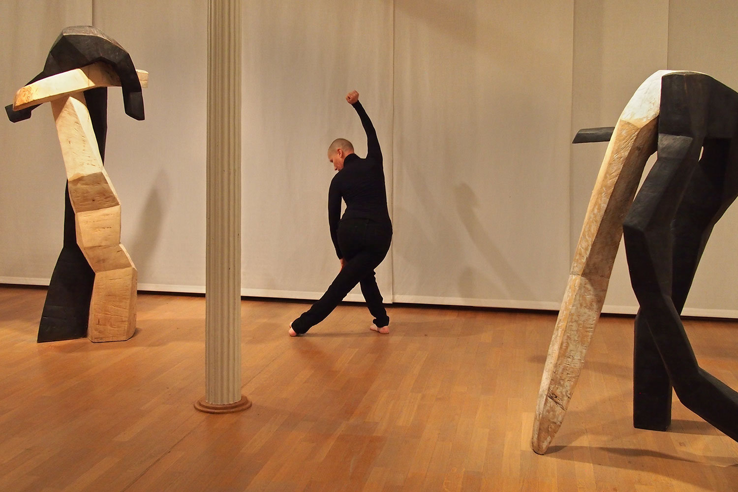 Beate Debus . Tanzperformance Fine Kwiatkowski . Galerie ada Meiningen 2016