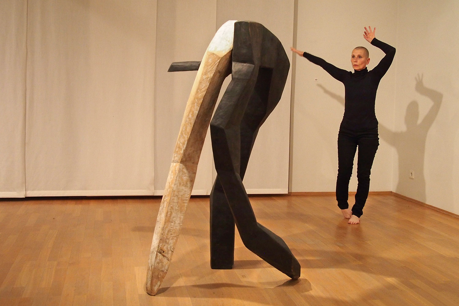Beate Debus . Tanzperformance Fine Kwiatkowski . Galerie ada Meiningen 2016