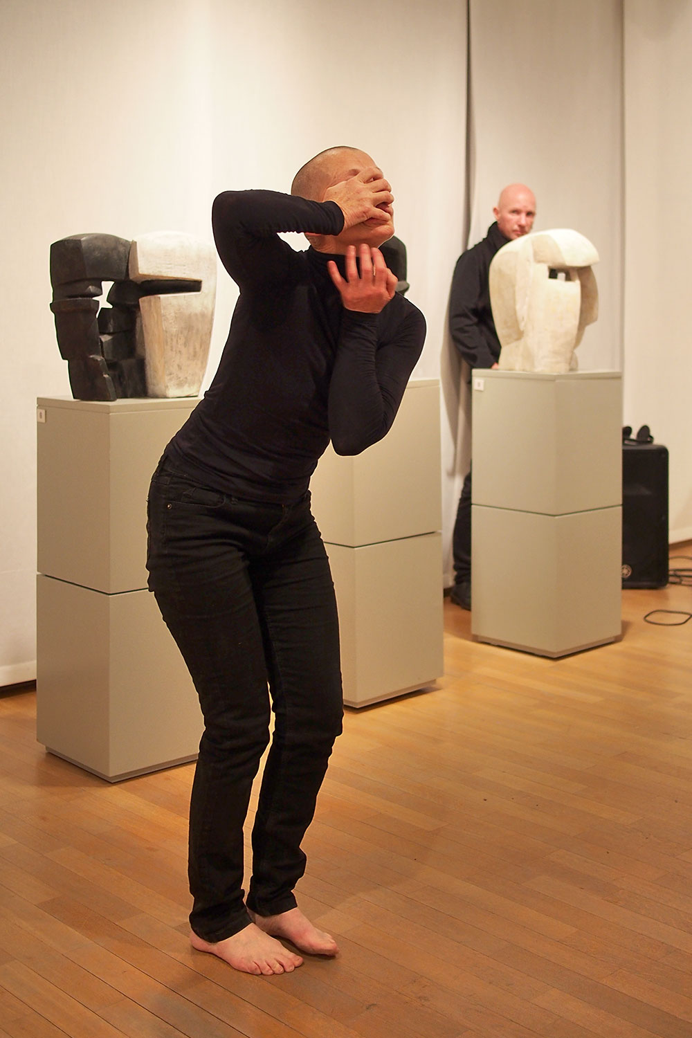 Beate Debus . Tanzperformance Fine Kwiatkowski . Galerie ada Meiningen 2016