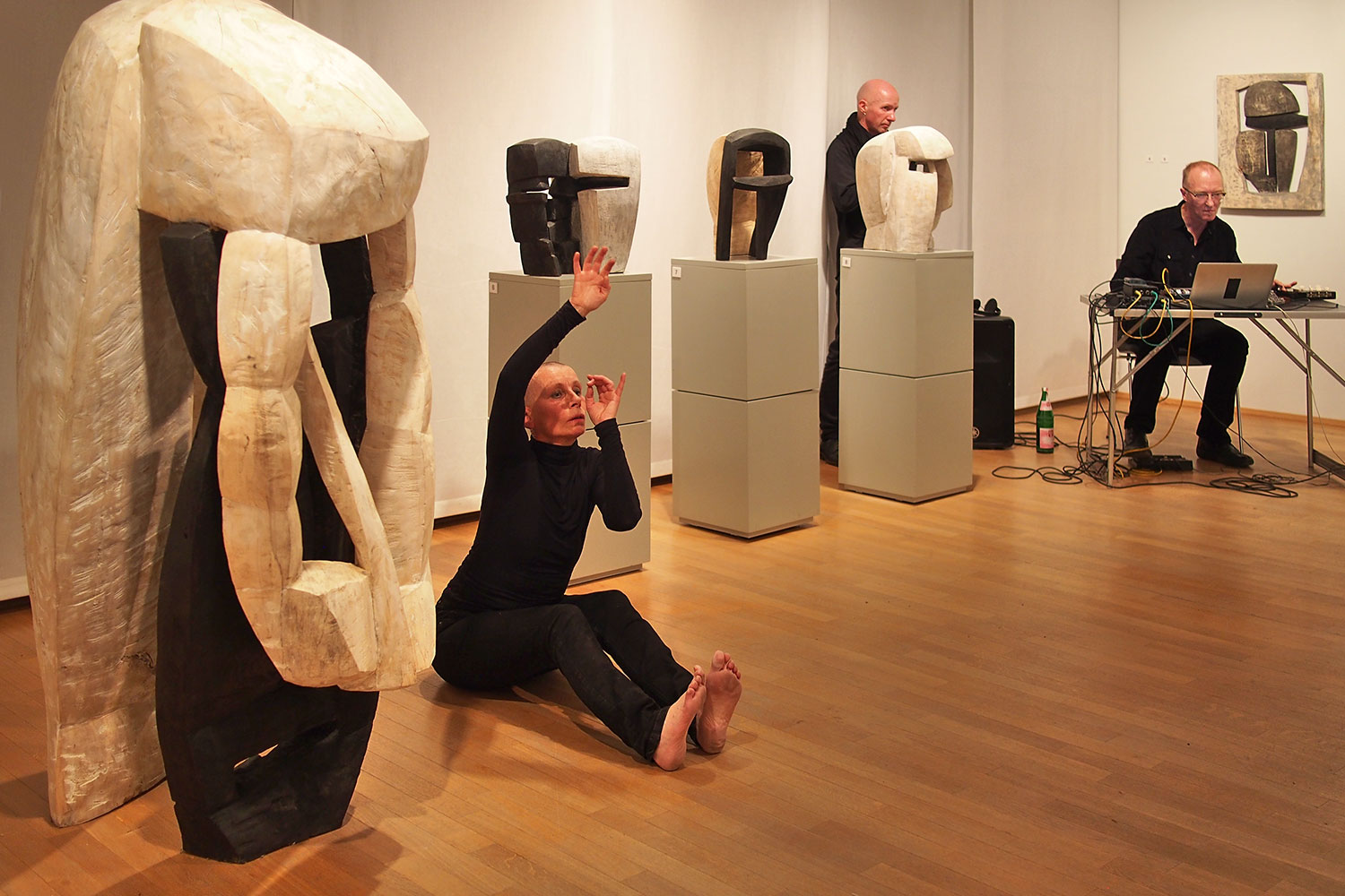 Beate Debus . Tanzperformance Fine Kwiatkowski . Galerie ada Meiningen 2016
