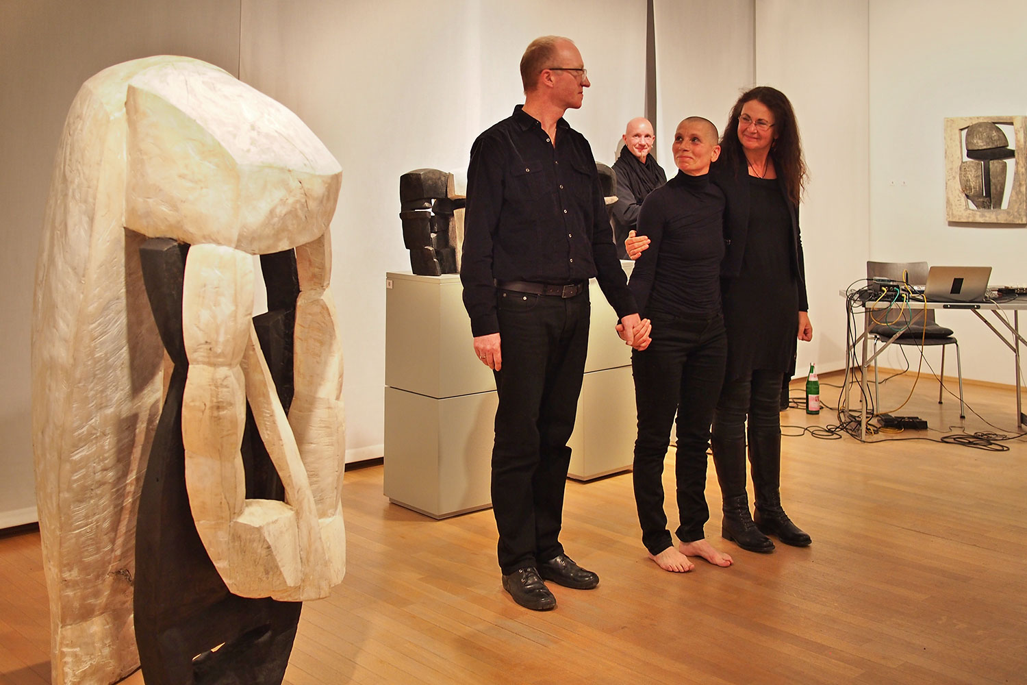 Beate Debus . Tanzperformance Fine Kwiatkowski . Galerie ada Meiningen 2016