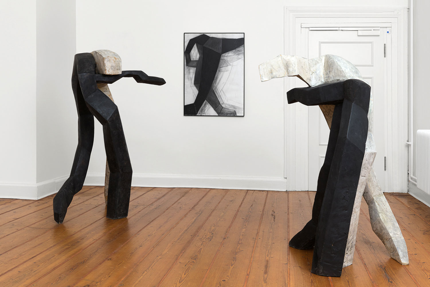 Ausstellung "Gehölz die Zweite" . 6 Bildhauer*innen . Beate Debus Holzskulpturen . Syker Vorwerk 2020 (Foto: Tobias Hübel)