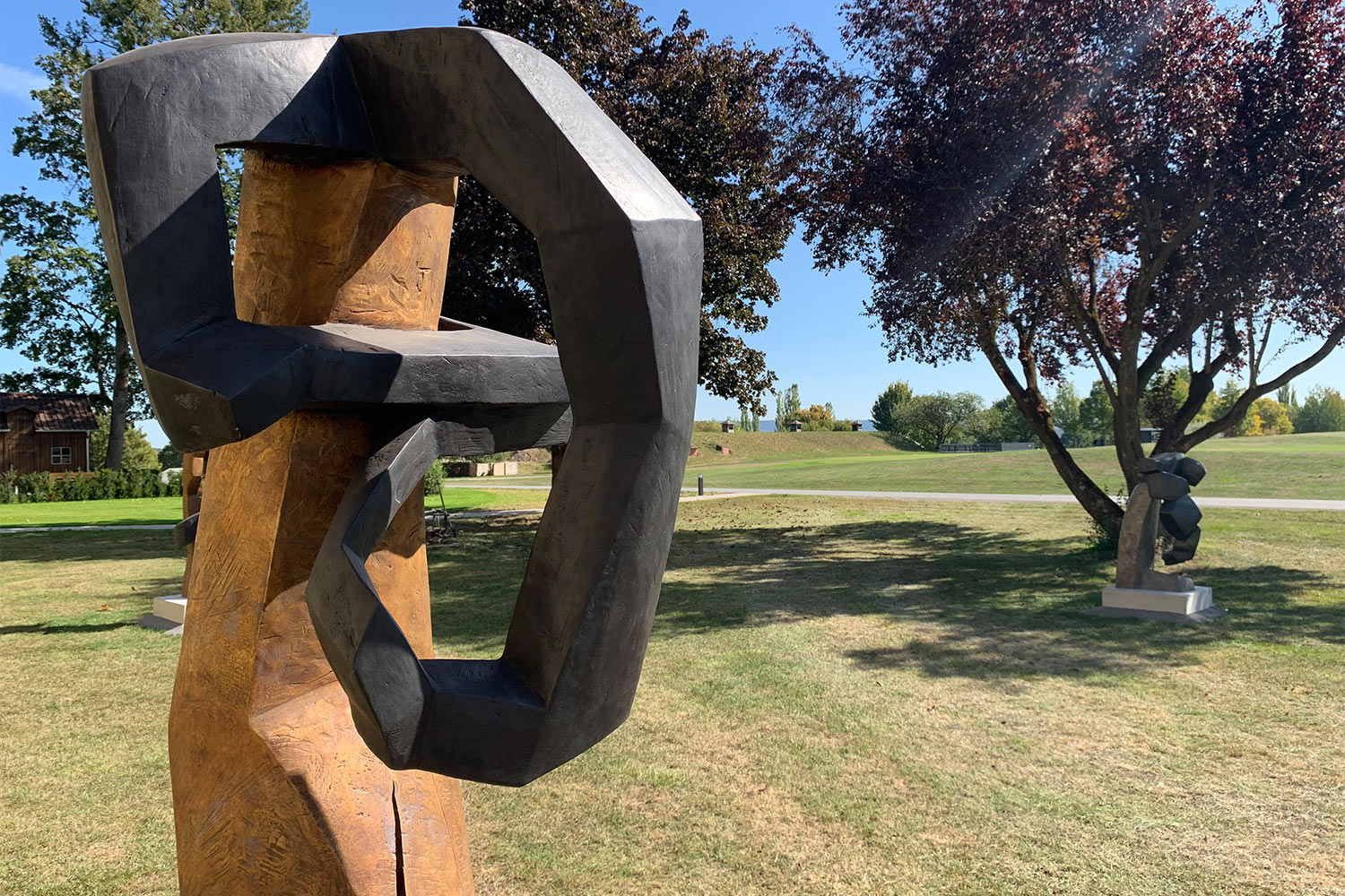 Ausstellung "Nivard 1" . Malerei Skulpturen Installationen . Bronzeskulptur "Innehalten" Beate Debus . Maria Bildhausen 2020