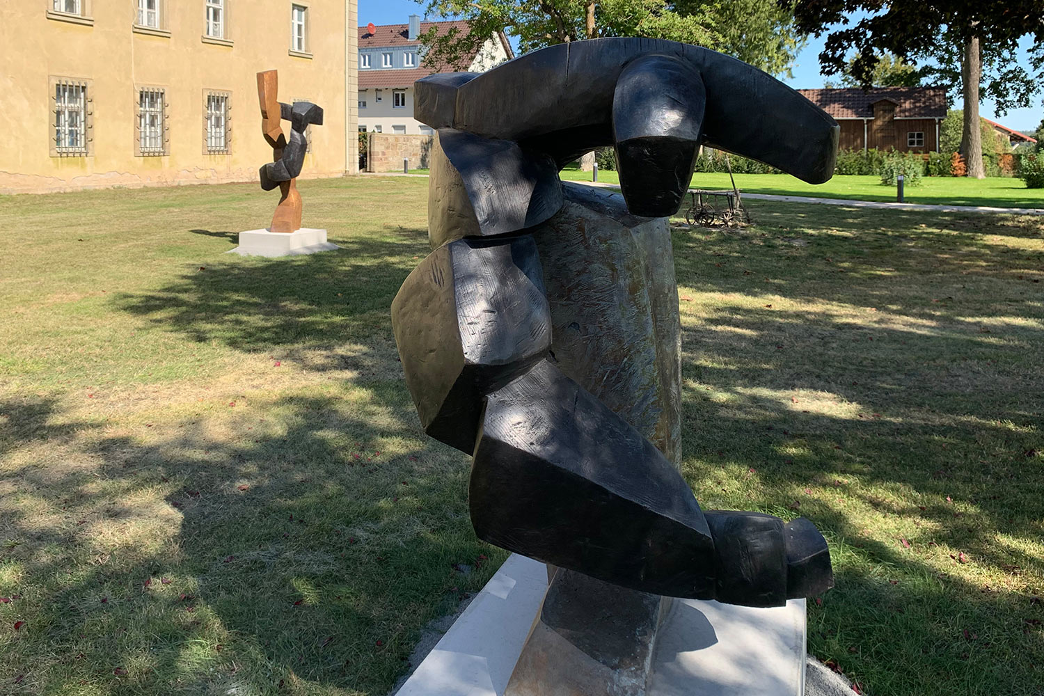 Ausstellung "Nivard 1" . Malerei Skulpturen Installationen . Bronzeskulptur "Konzentrischer Tanz" Beate Debus . Maria Bildhausen 2020