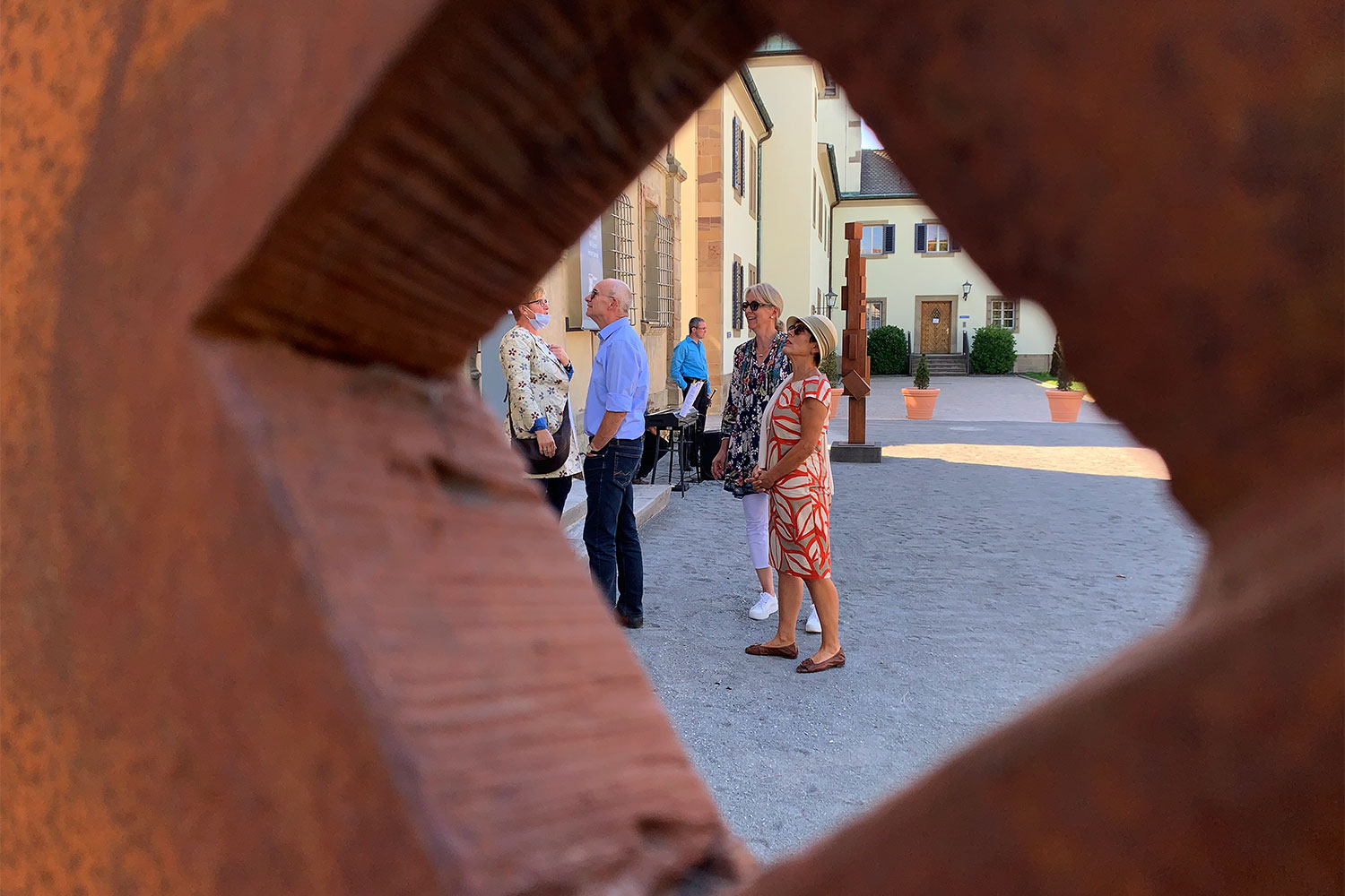 Ausstellung "Nivard 1" . Malerei Skulpturen Installationen . Eröffnung . Maria Bildhausen 2020
