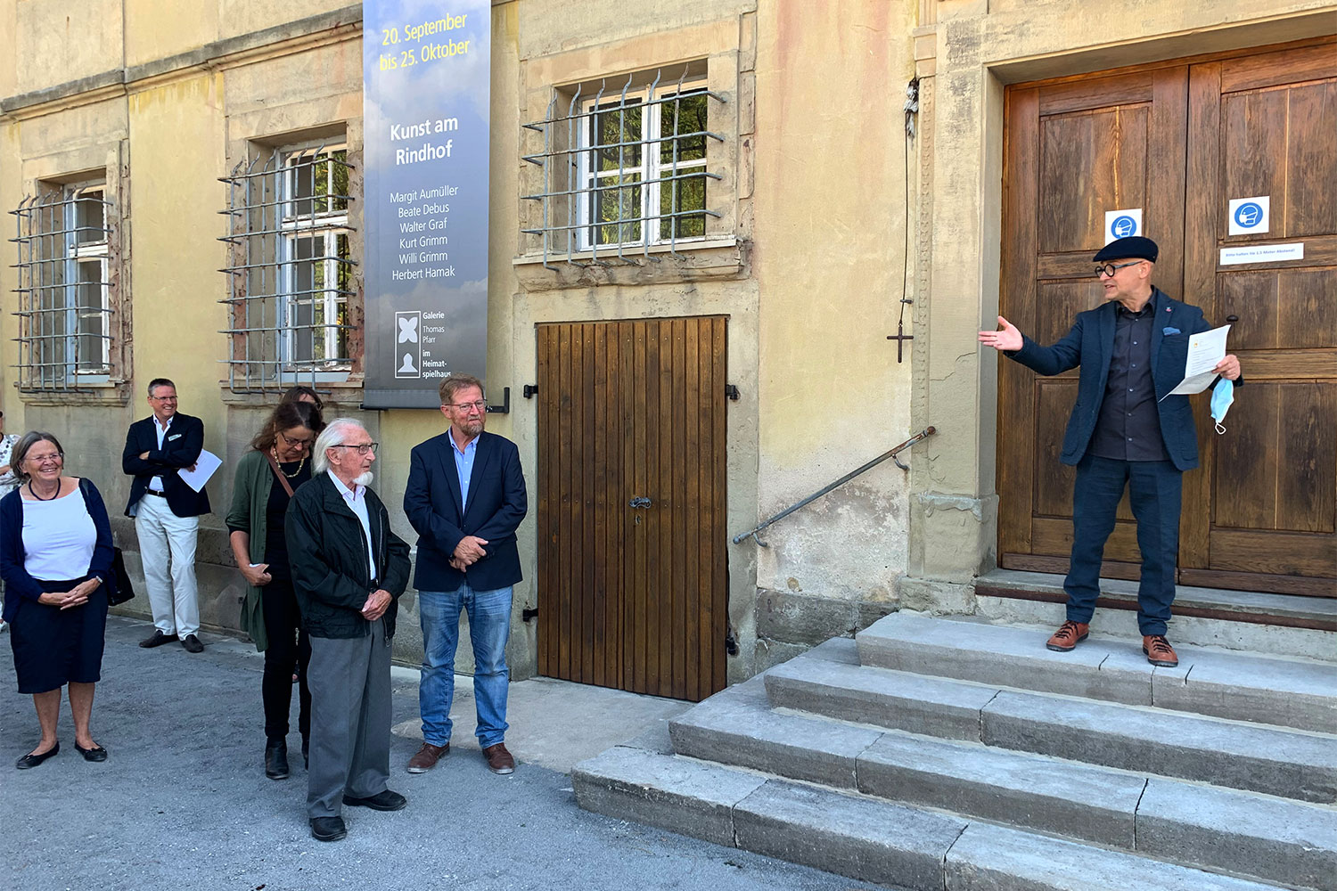 Ausstellung "Nivard 1" . Malerei Skulpturen Installationen . Galerist Thomas Pfarr zur Eröffnung . Maria Bildhausen 2020