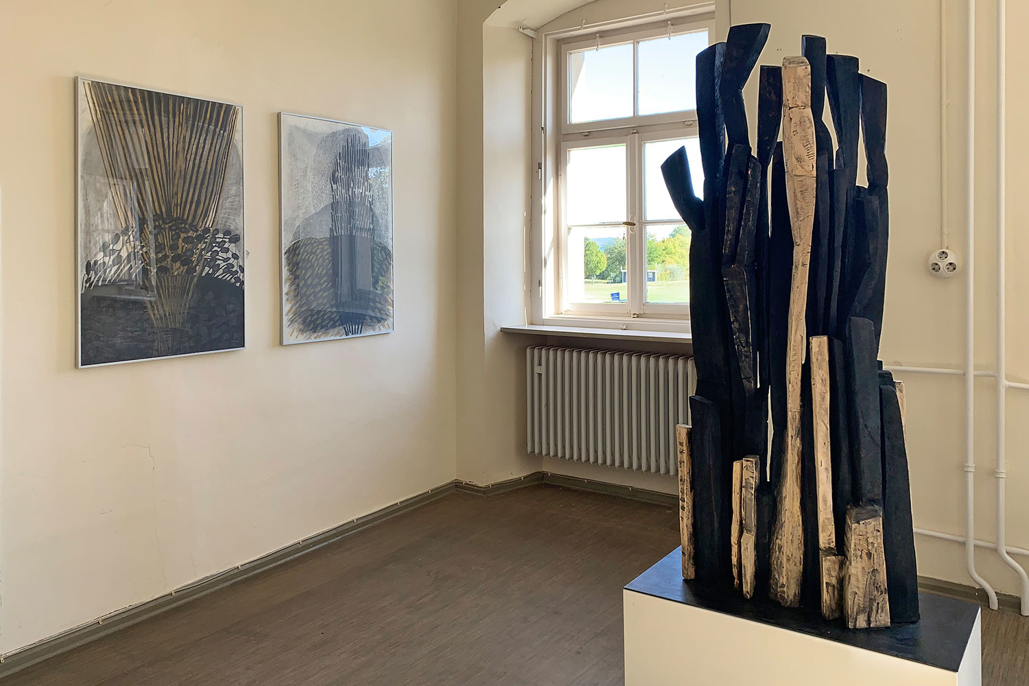 Ausstellung "Nivard 1" . Malerei Skulpturen Installationen . Holzskulptur & Grafik Beate Debus . Maria Bildhausen 2020
