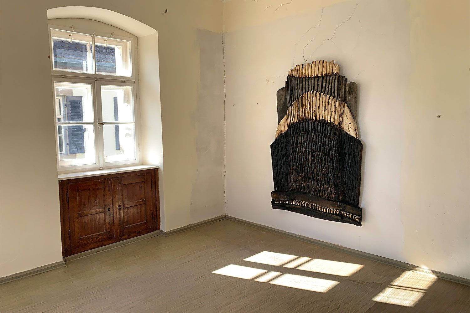 Ausstellung "Nivard 1" . Malerei Skulpturen . Holzskulptur "Aufgang" Beate Debus . Maria Bildhausen 2020