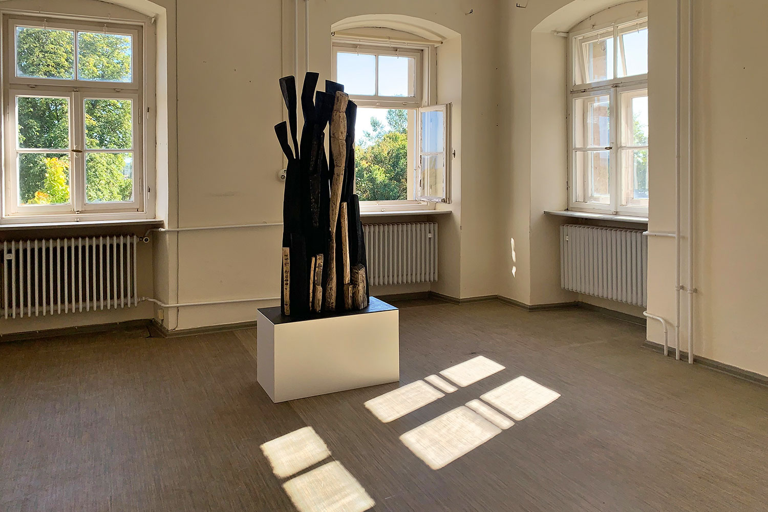 Ausstellung "Nivard 1" . Malerei Skulpturen Installationen . Holzskulptur Beate Debus . Maria Bildhausen 2020