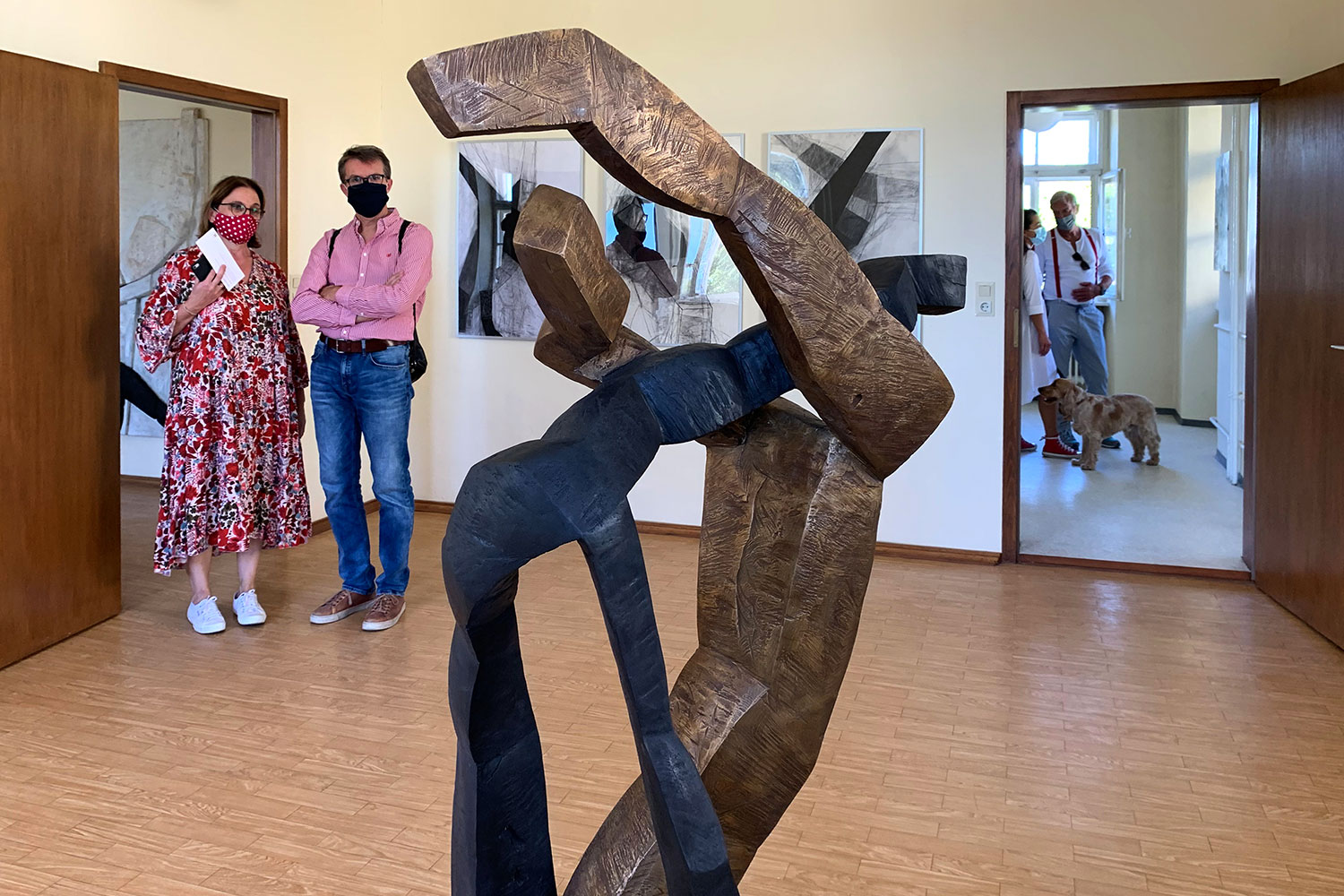 Ausstellung "Nivard 1" . Malerei Skulpturen Installationen . Bronzeskulptur Beate Debus . Maria Bildhausen 2020