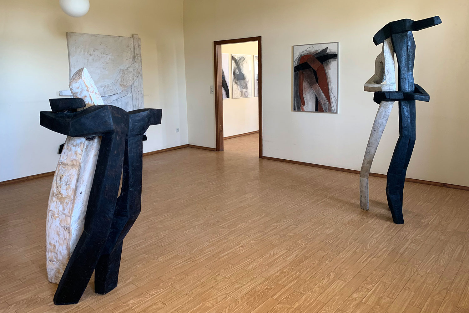 Ausstellung "Nivard 1" . Malerei Skulpturen Installationen . Bronzeskulpturen Beate Debus . Maria Bildhausen 2020