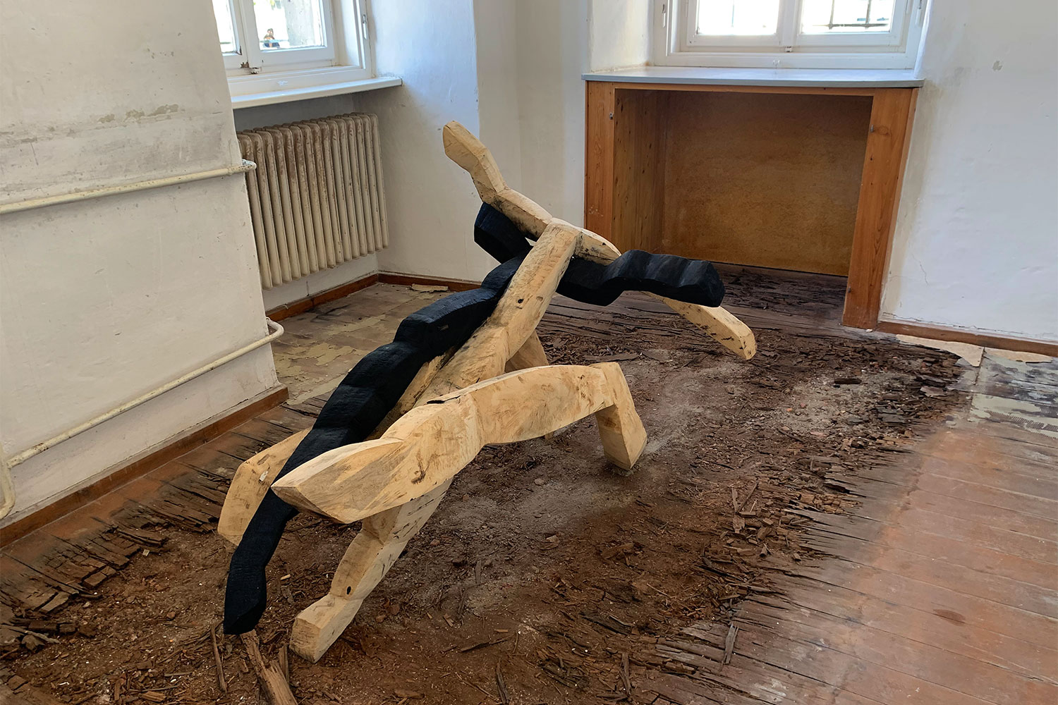 Ausstellung "Nivard 1" . Malerei Skulpturen Installationen . Holzskulptur Beate Debus . Maria Bildhausen 2020