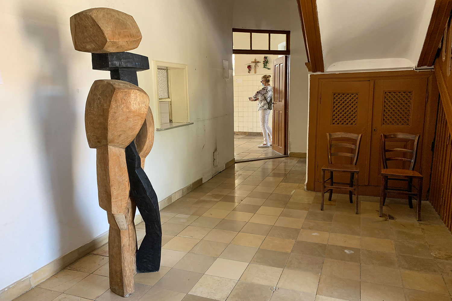 Ausstellung "Nivard 1" . Malerei Skulpturen Installationen . Bronzeskulptur "Balance" Beate Debus . Maria Bildhausen 2020