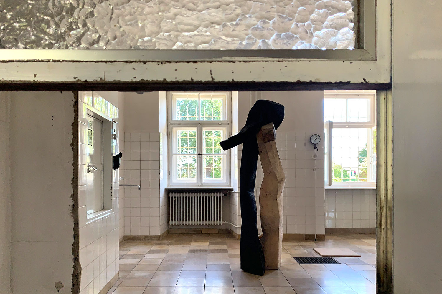 Ausstellung "Nivard 1" . Malerei Skulpturen Installationen . Holzskulptur Beate Debus . Maria Bildhausen 2020