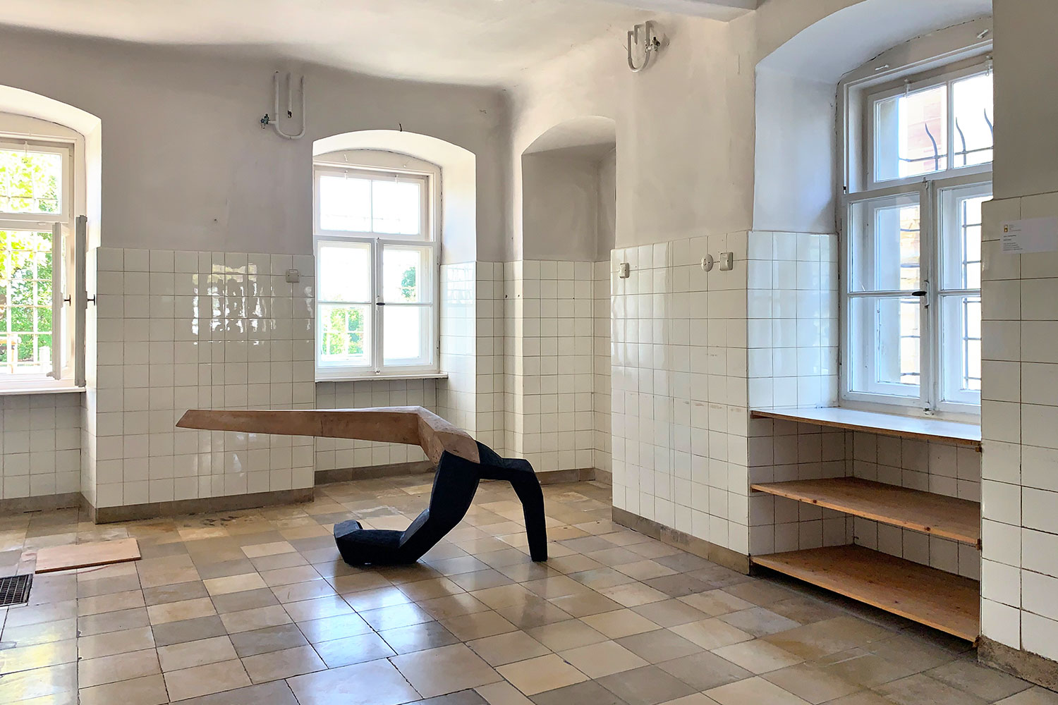 Ausstellung "Nivard 1" . Malerei Skulpturen Installationen . Holzskulptur "Aushalten" Beate Debus . Maria Bildhausen 2020