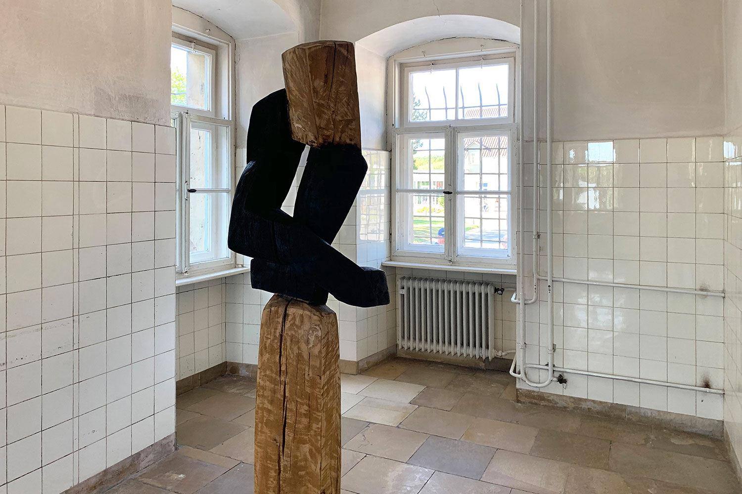 Ausstellung "Nivard 1" . Malerei Skulpturen Installationen . Holzskulptur "Triade 2" Beate Debus . Maria Bildhausen 2020