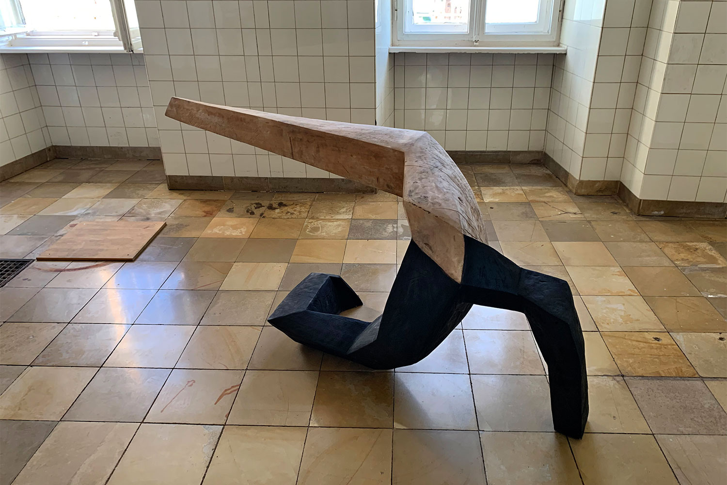 Ausstellung "Nivard 1" . Malerei Skulpturen Installationen . Holzskulptur "Aushalten" Beate Debus . Maria Bildhausen 2020
