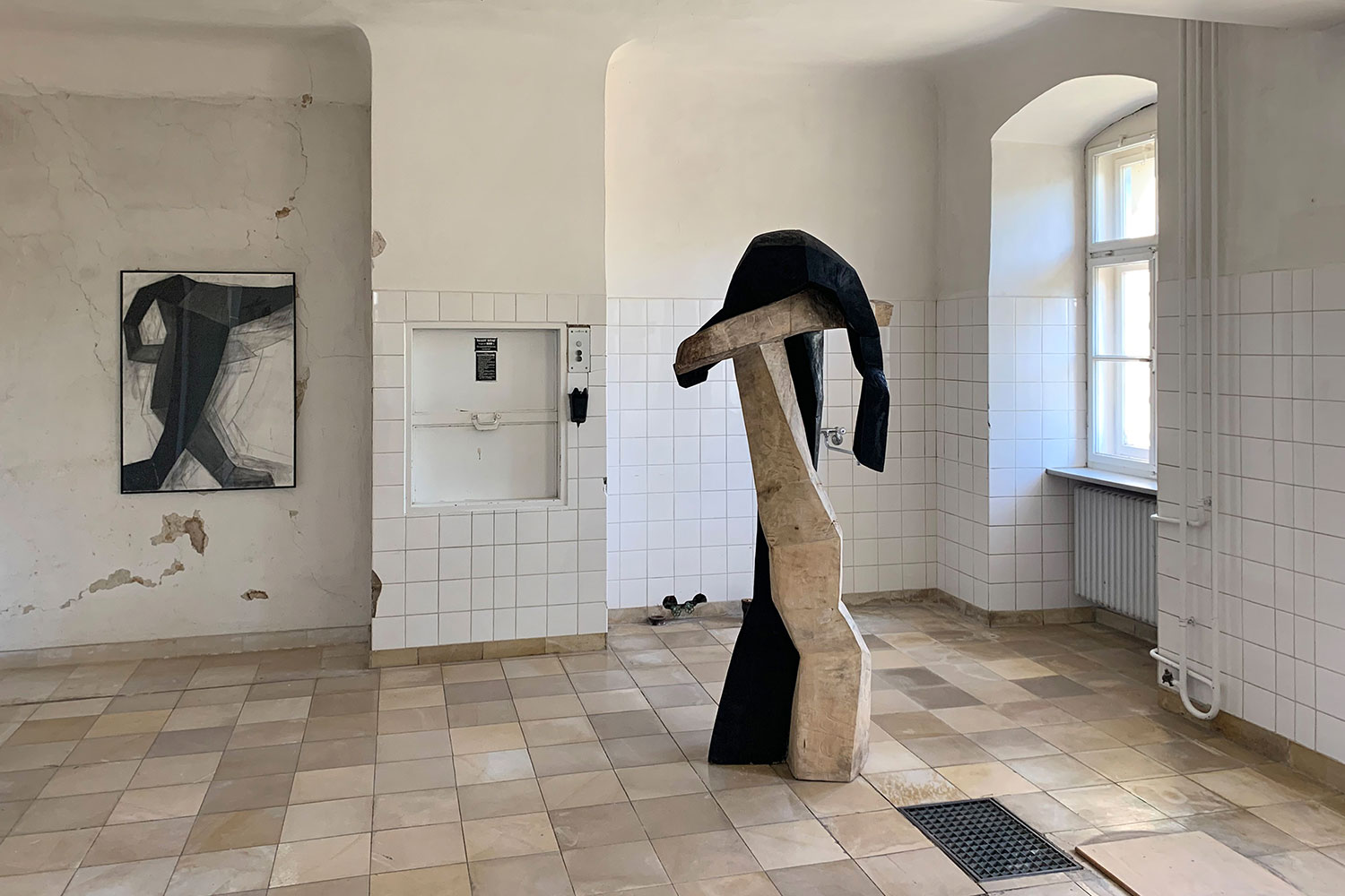 Ausstellung "Nivard 1" . Malerei Skulpturen Installationen . Holzskulptur "Überschattet" Beate Debus . Maria Bildhausen 2020