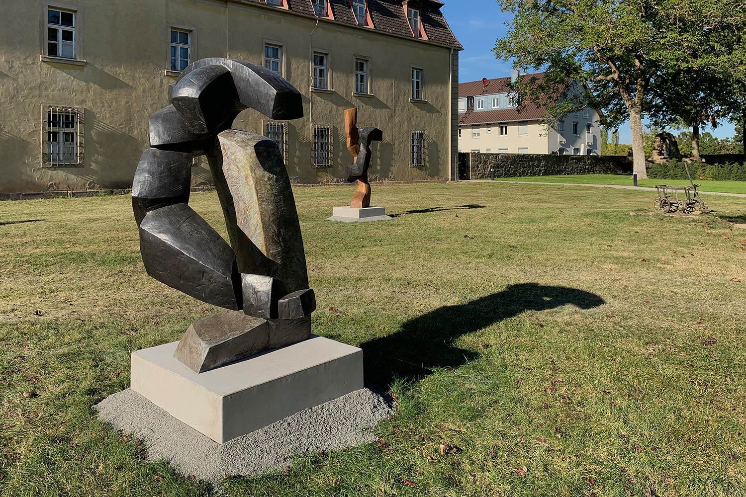 Ausstellung "Nivard 1" . Malerei Skulpturen Installationen . Bronzeskulptur "Konzentrischer Tanz" Beate Debus . Maria Bildhausen 2020