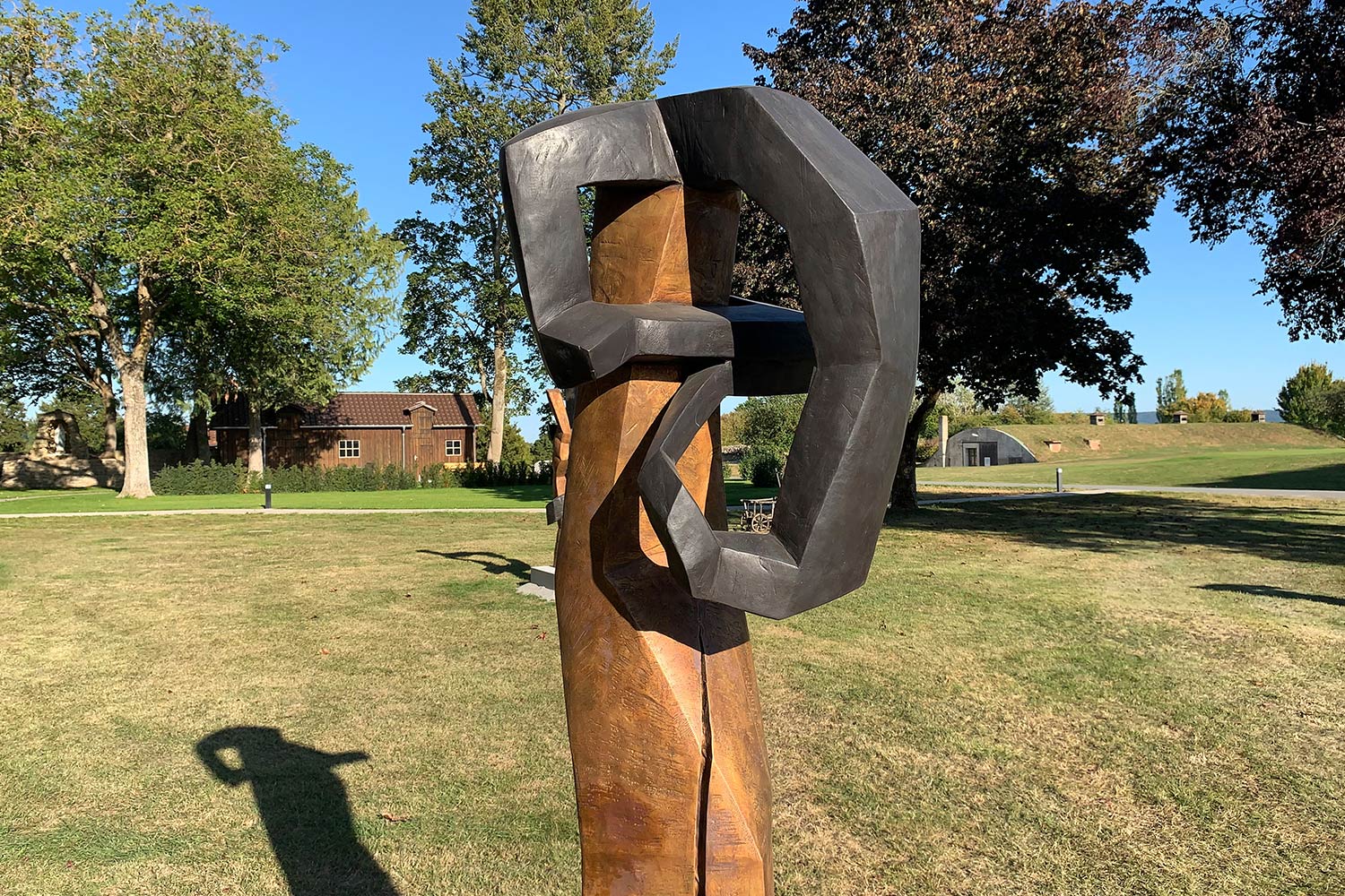 Ausstellung "Nivard 1" . Malerei Skulpturen Installationen . Bronzeskulptur "Innehalten" Beate Debus . Maria Bildhausen 2020