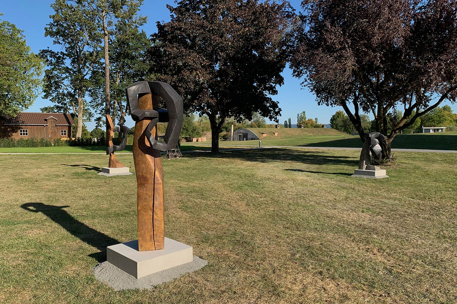 Ausstellung "Nivard 1" . Malerei Skulpturen Installationen . Bronzeskulptur "Innehalten" Beate Debus . Maria Bildhausen 2020