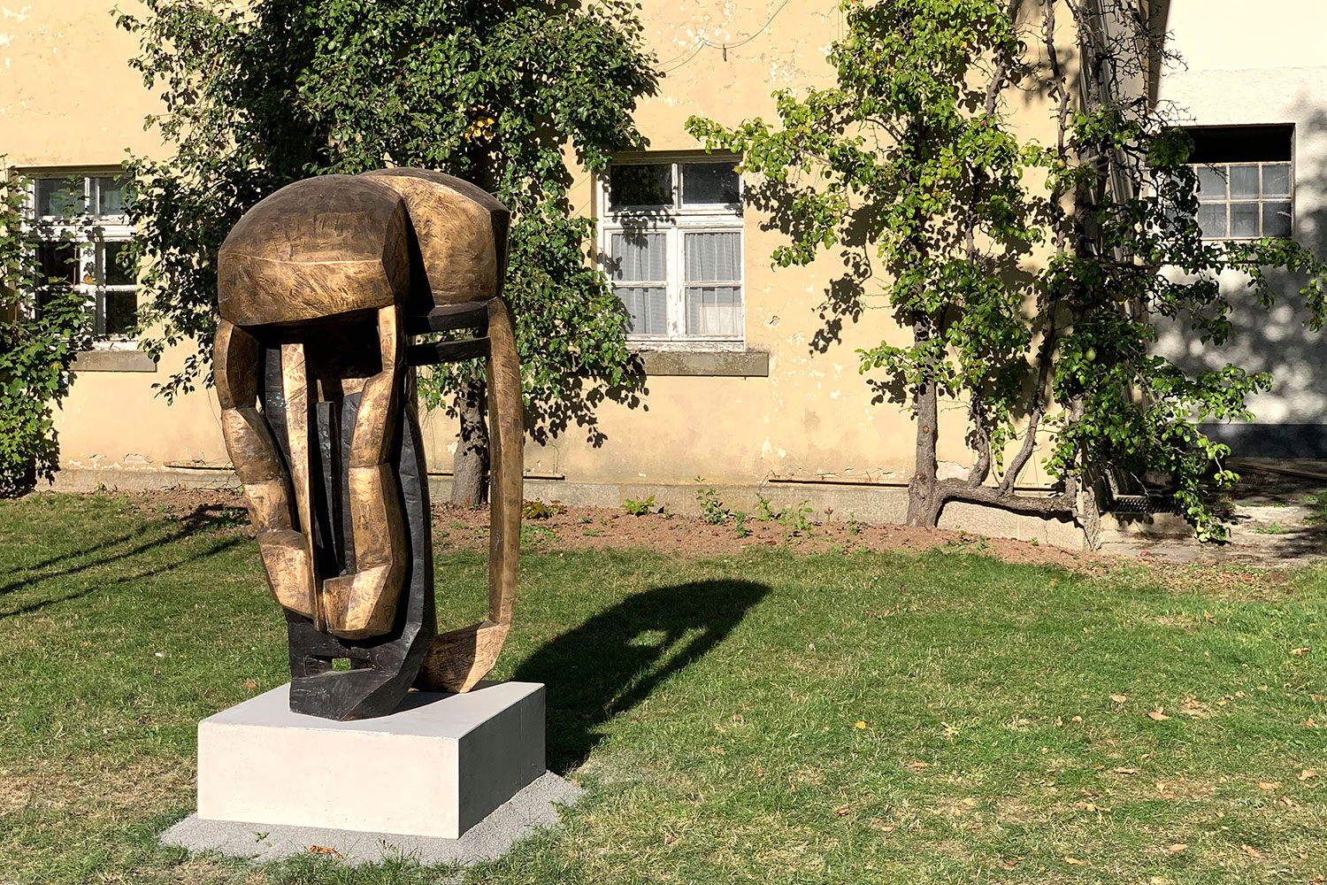 Ausstellung "Nivard 1" . Malerei Skulpturen Installationen . Bronzeskulptur "Körpermaske" Beate Debus . Maria Bildhausen 2020