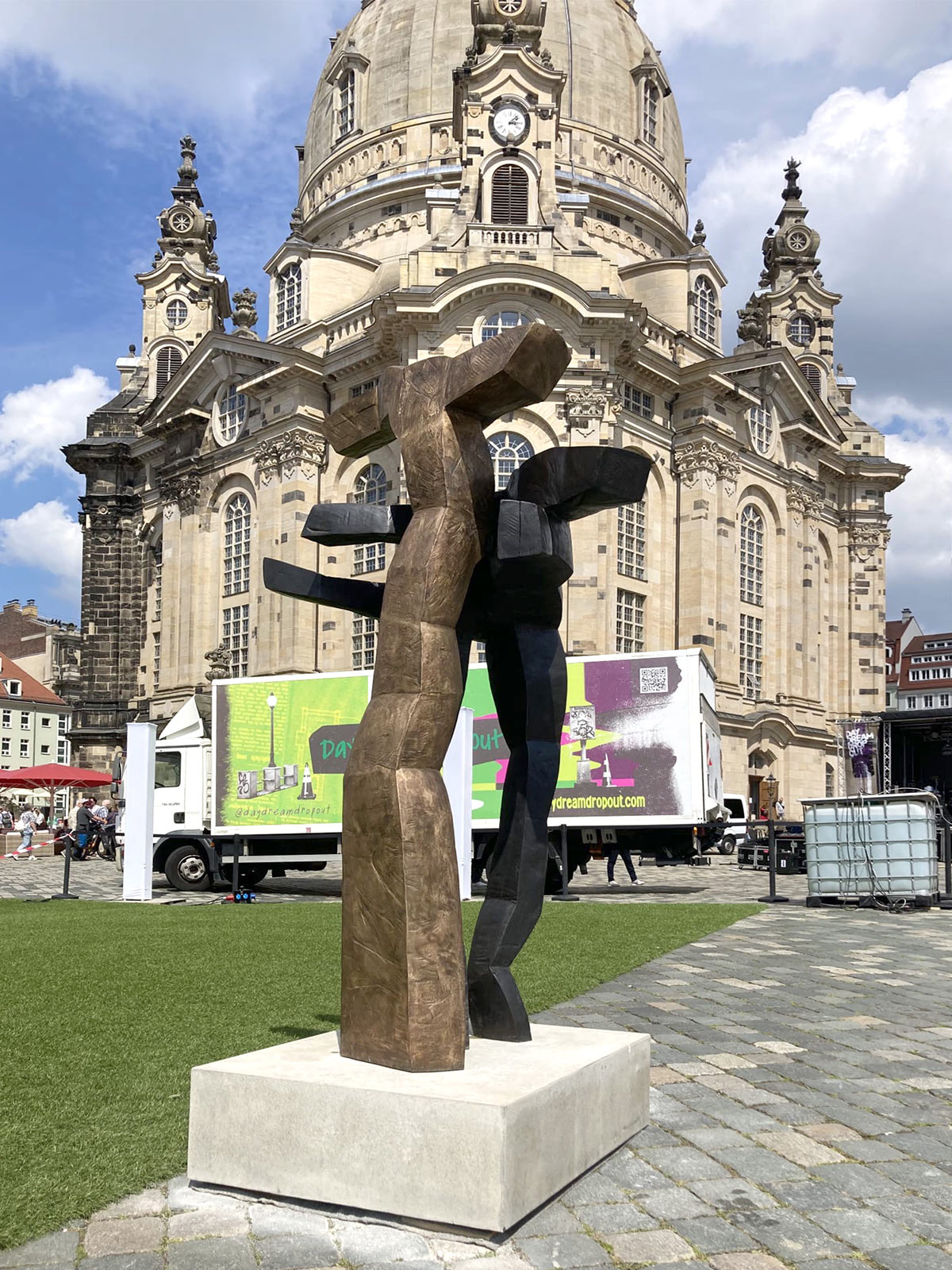 Bronzeskulptur "Aneinander" (Beate Debus) auf dem Neumarkt Dresden (Palais Sommer-Festival: FAMA Skulptura 2026)