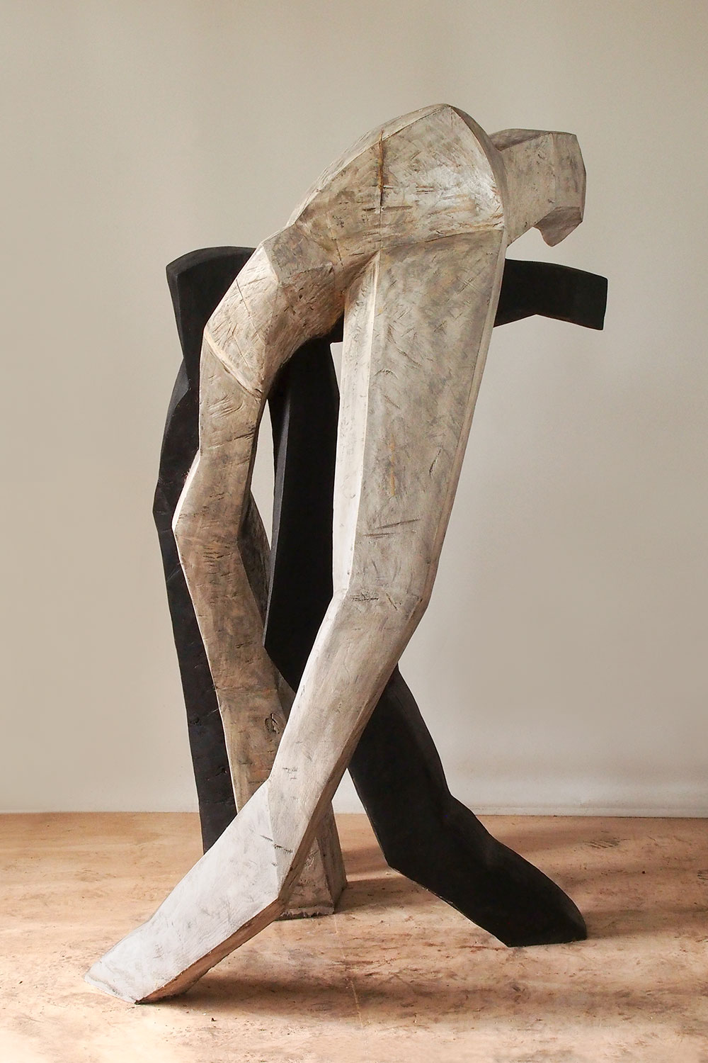 Exzentrischer Tanz . Holzskulptur . Beate Debus . 2010