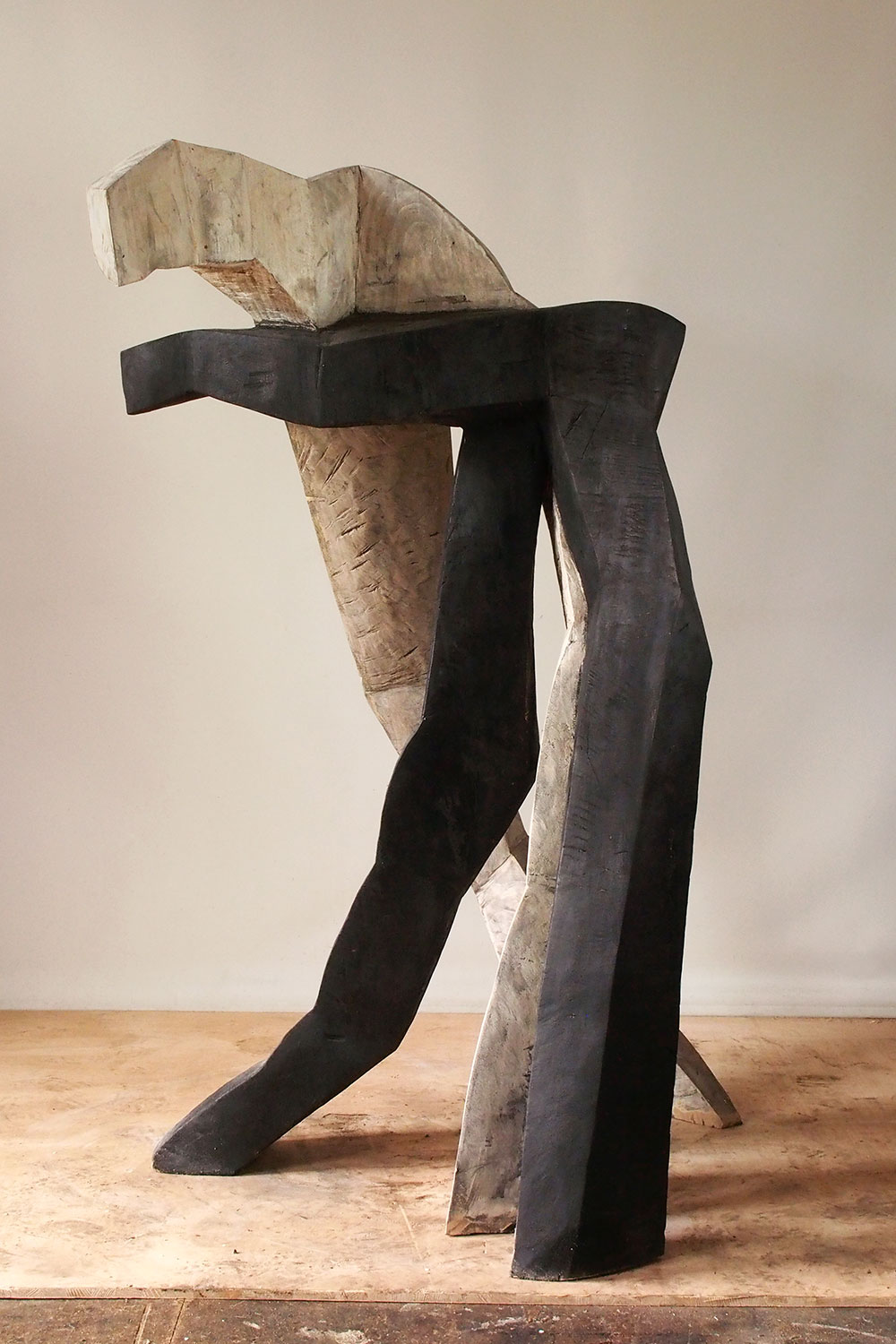 Exzentrischer Tanz . Holzskulptur . Beate Debus . 2010