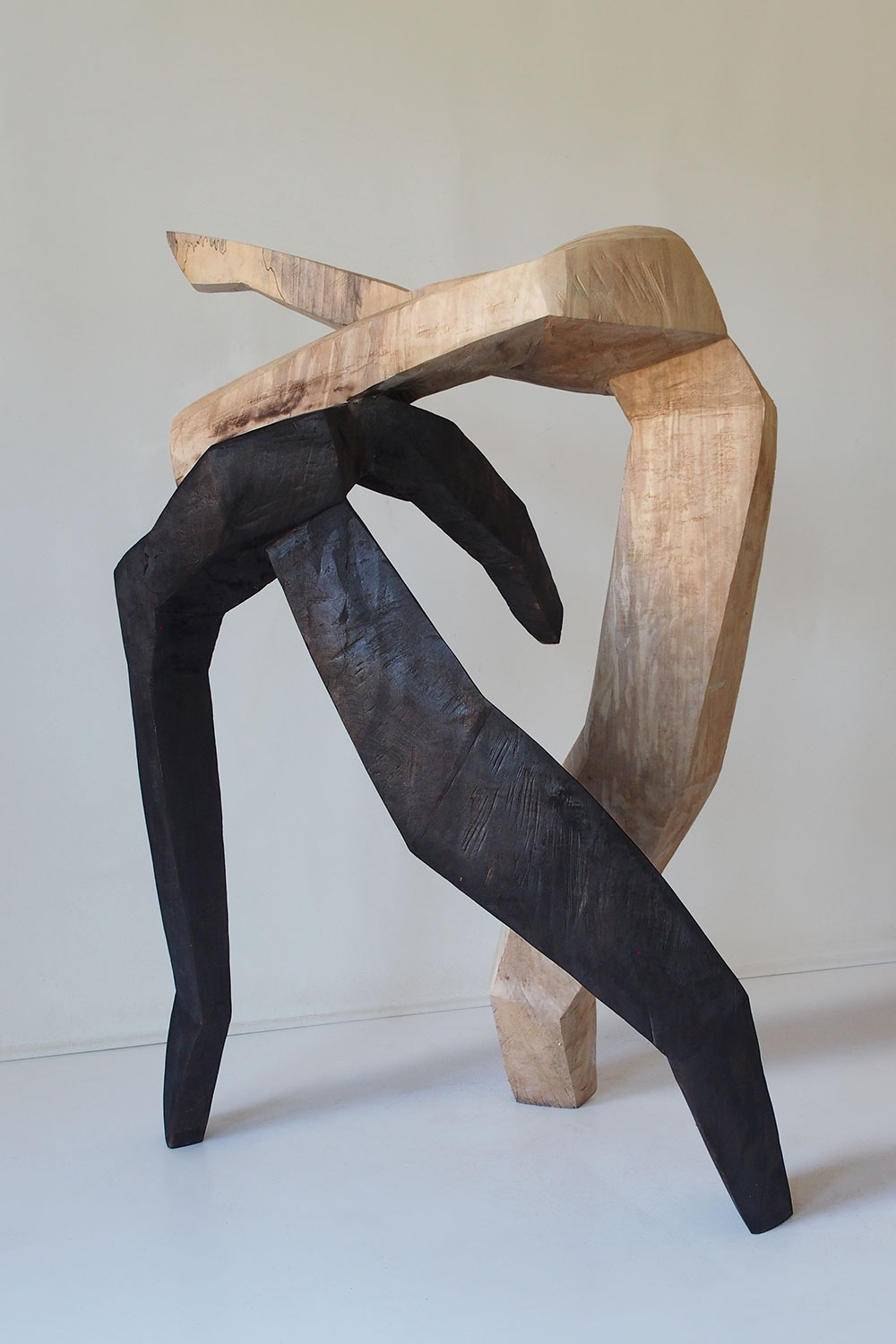Gegeneinander . Holzskulptur . Beate Debus . 2015