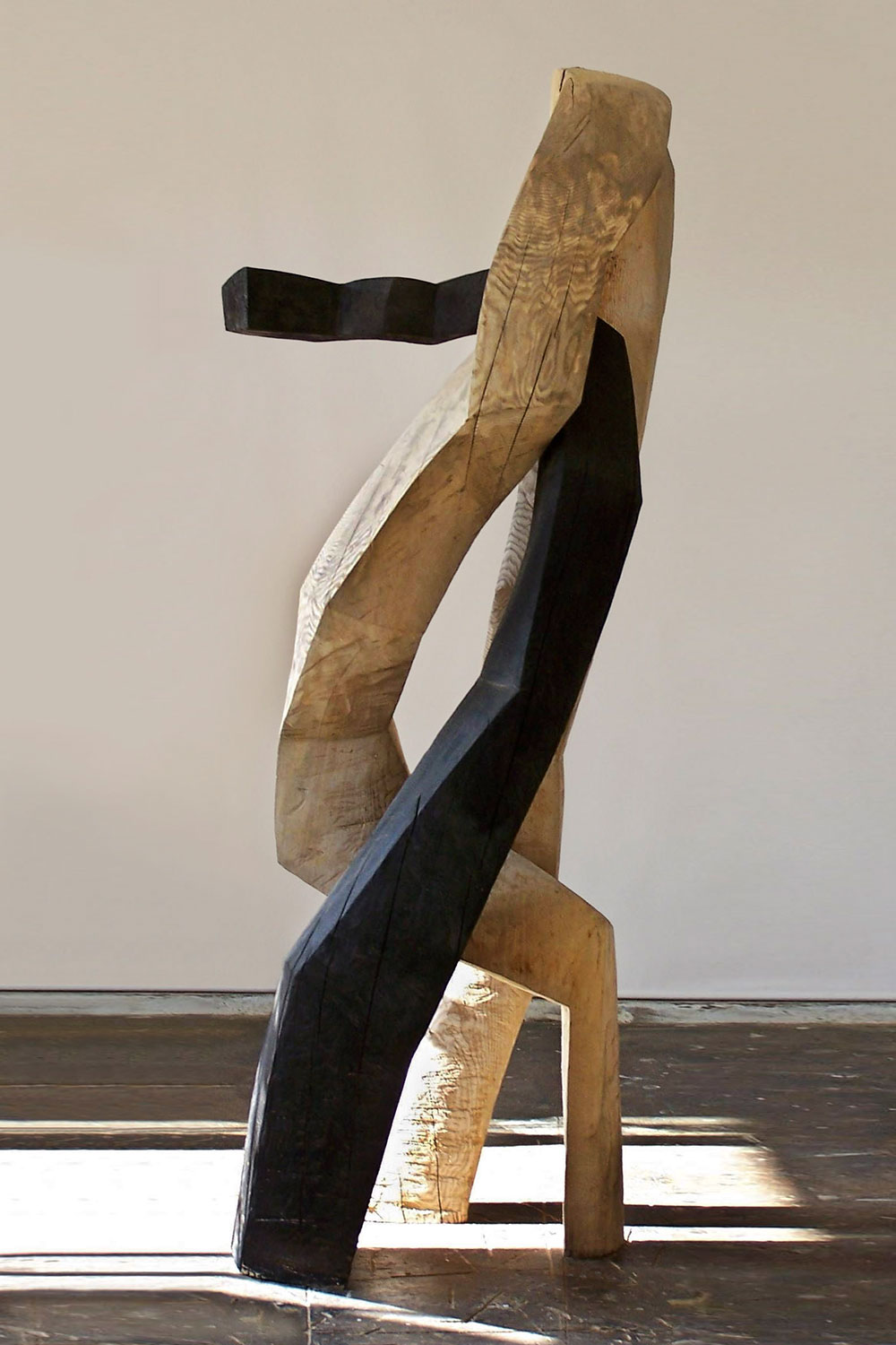 Gegenläufiger Tanz . Holzskulptur . Beate Debus