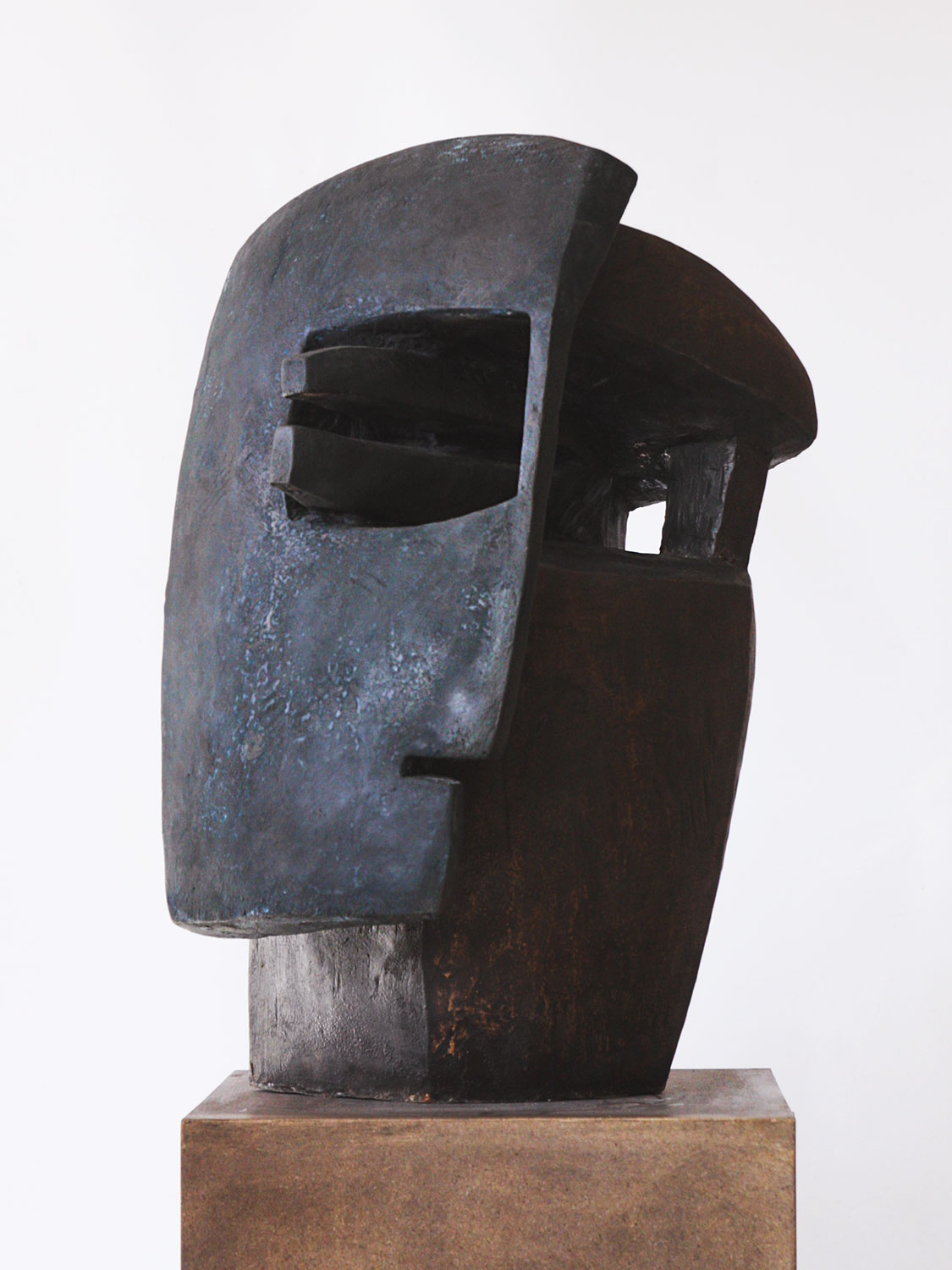 Kopf mit Maske . Bronzeskulptur . Beate Debus . 2012