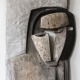 Kopf mit Maske . Holzrelief . Beate Debus . 2013