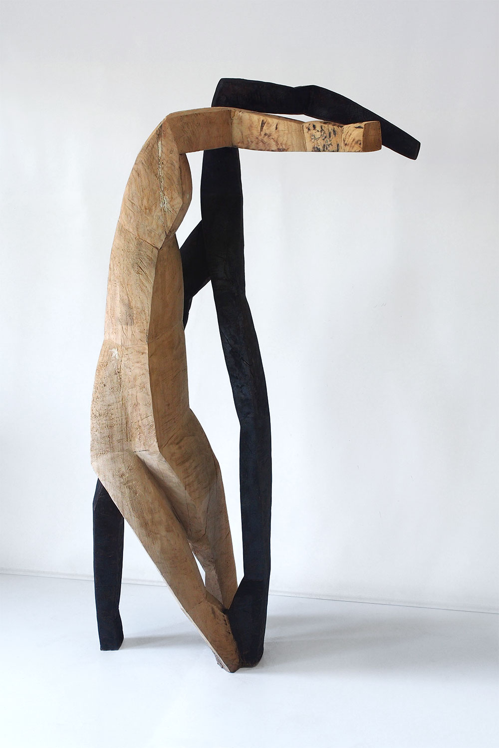 Mit dem Schatten . Holzskulptur . Beate Debus . 2016