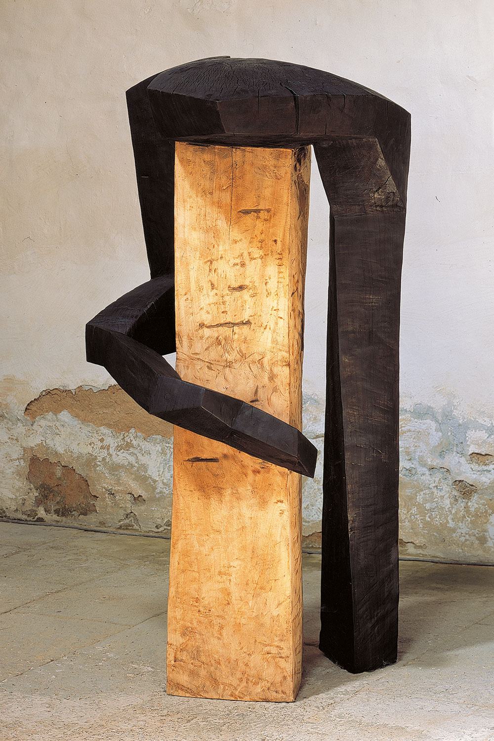 Stabile Unruhe . Ausstellung "Leibesräume" . Beate Debus . Romanische Basilika Breitungen . 2006