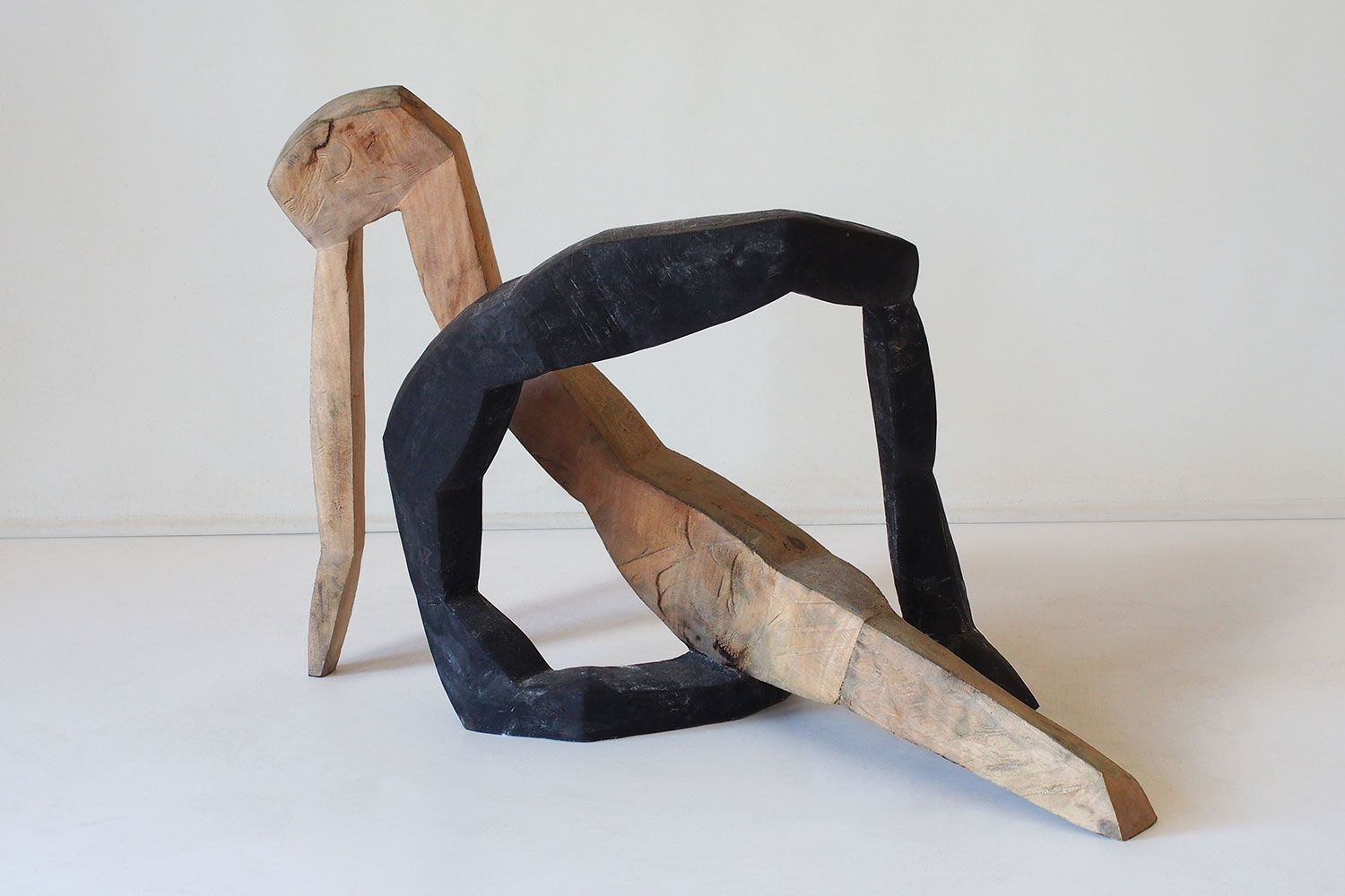 Überbeugen . Holzskulptur . Beate Debus