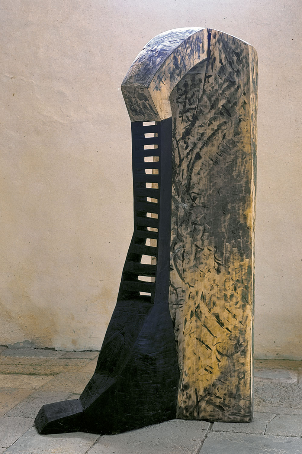 Unterbrechung . Ausstellung "Leibesräume" . Beate Debus . Romanische Basilika Breitungen . 2006